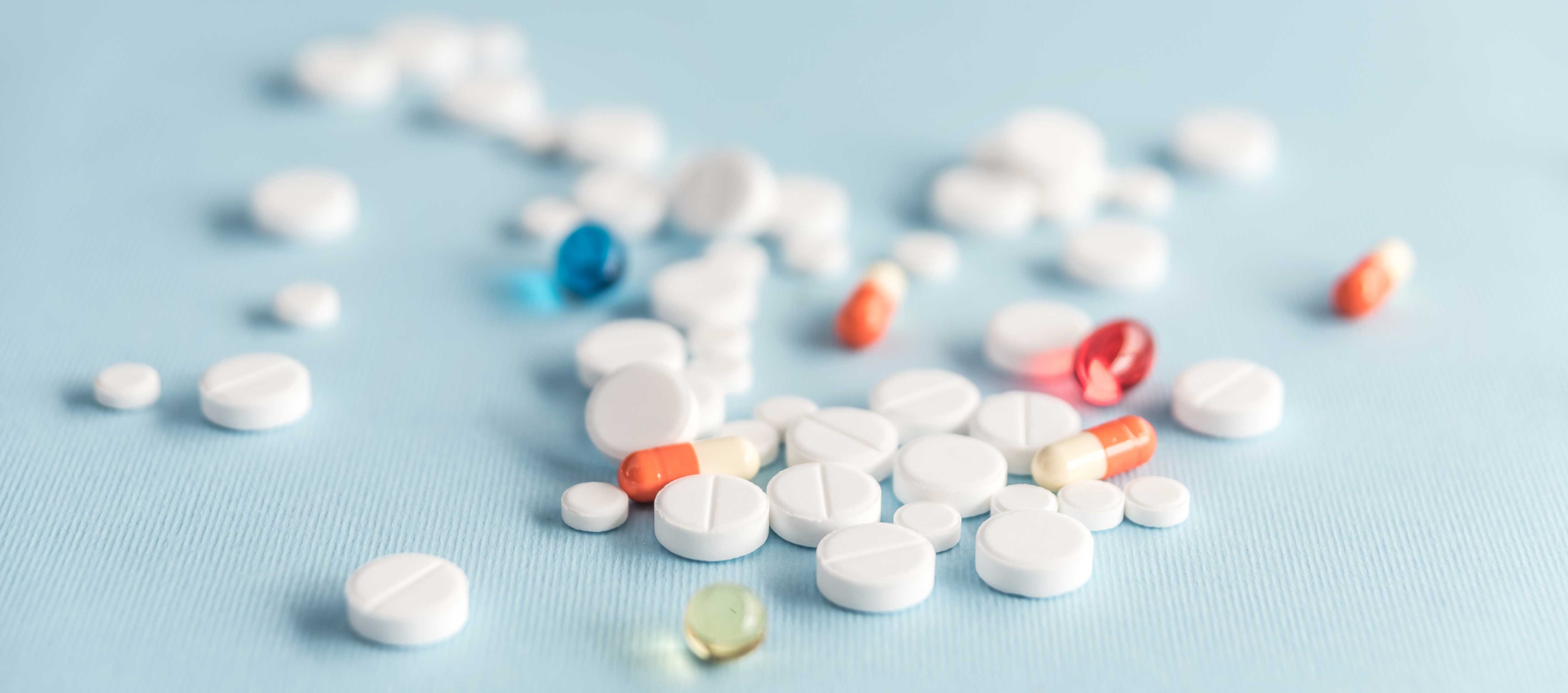 close-up-white-tablets-colorful-capsules